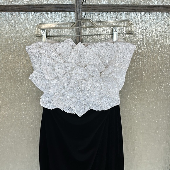 Badgley Mischka
Sequined Rose Velvet Midi Dress size 8 - Picture 10 of 15